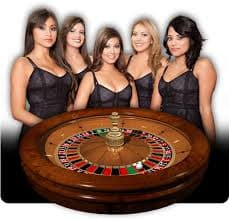 Suasana studio Live Casino profesional dengan meja Baccarat dan Roulette aktif di edmtogel