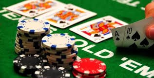 Suasana antusias penonton sepak bola Indonesia yang juga menikmati hiburan digital di edmtogel